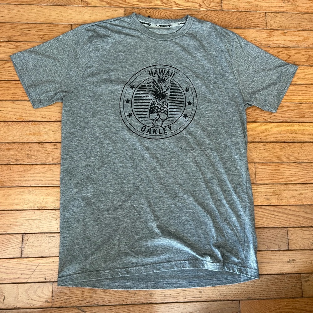 Oakley large mens t-shirt